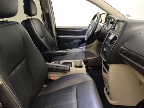 Used 2016 Chrysler Town & Country Touring FWD image 21