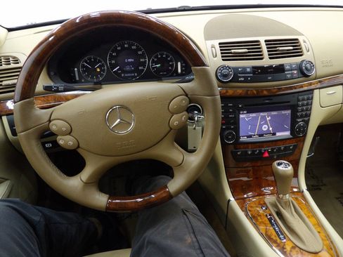 Used 2009 Mercedes-Benz E 350 4MATIC Sedan image 17