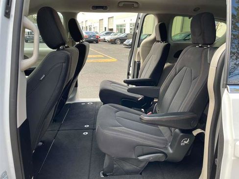 Used 2017 Chrysler Pacifica LX image 12