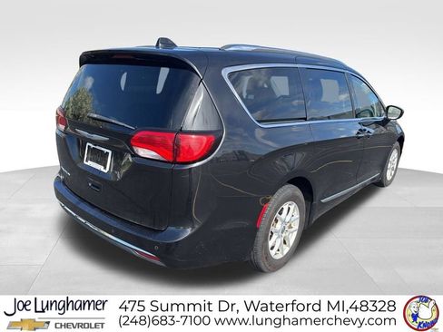 Used 2020 Chrysler Pacifica Touring-L FWD image 3