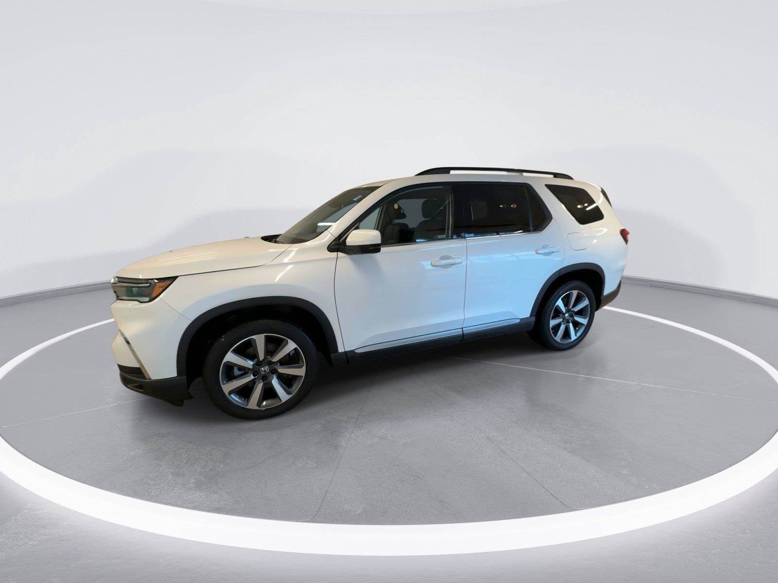 Used 2025 Honda Pilot Touring image 4