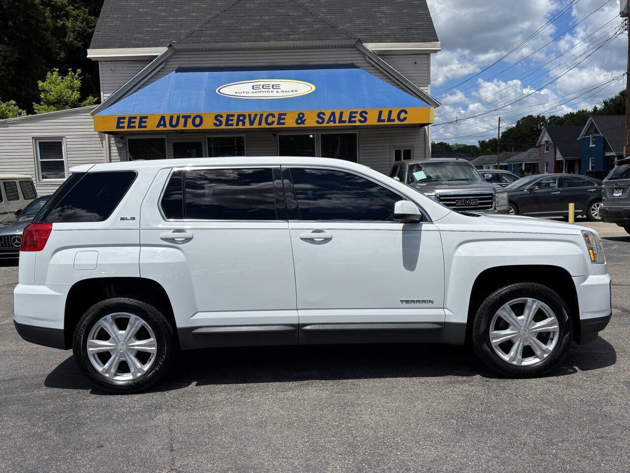 Used 2017 GMC Terrain SLE FWD image 1