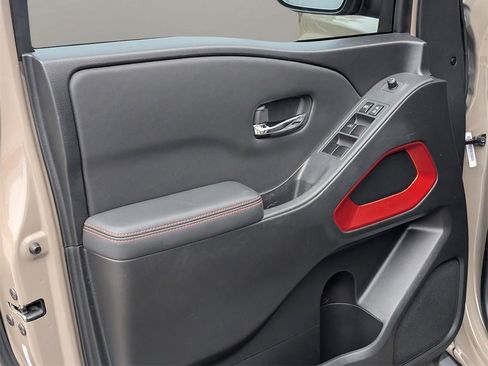 Used 2022 Nissan Frontier Pro-X w/ Technology Package image 15