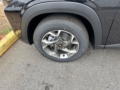 New 2026 Chevrolet Trax LT w/ Sunroof Package image 12