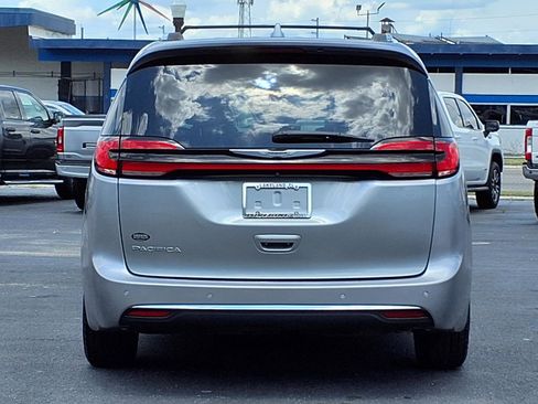 Used 2021 Chrysler Pacifica Touring-L FWD image 5
