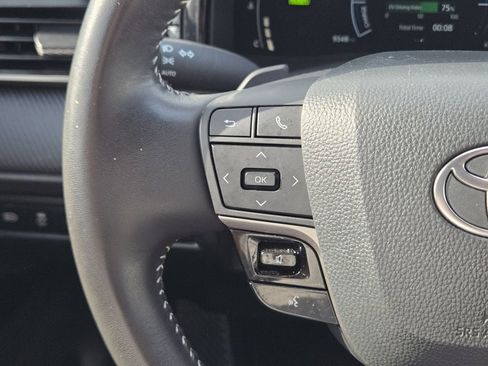 Used 2025 Toyota Camry SE w/ Convenience Package image 32