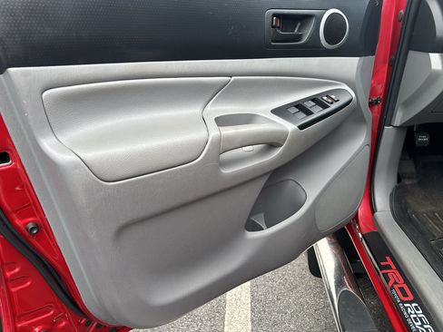 Used 2014 Toyota Tacoma PreRunner w/ SR5 Package RWD image 11