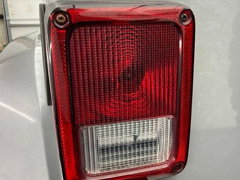 Used 2013 Jeep Wrangler Unlimited Sahara image 21