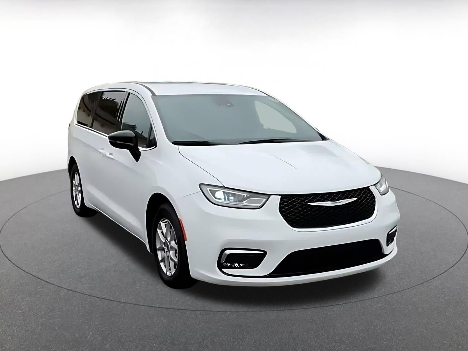 Used 2025 Chrysler Pacifica Select FWD image 3