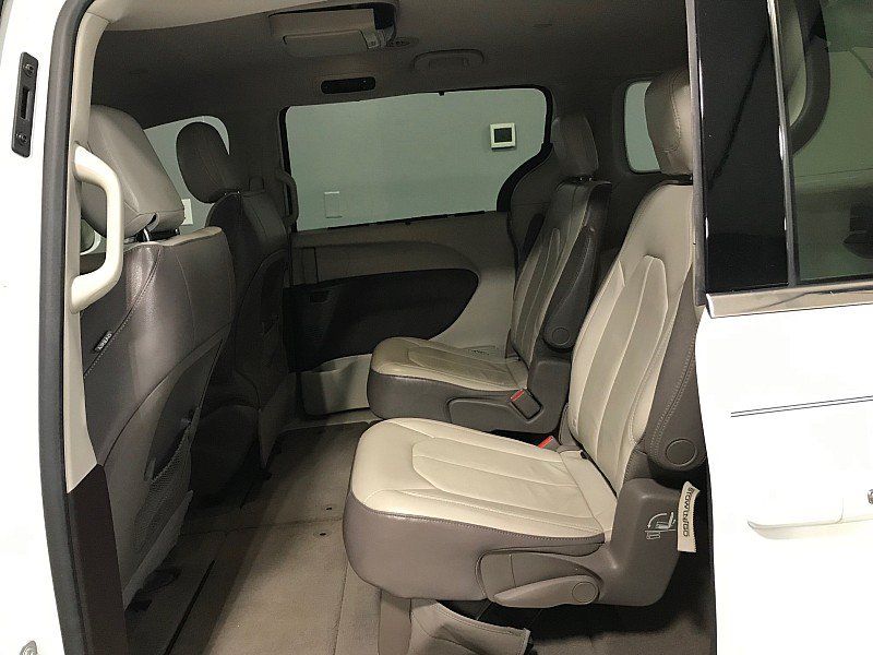 Used 2017 Chrysler Pacifica Touring-L FWD image 17