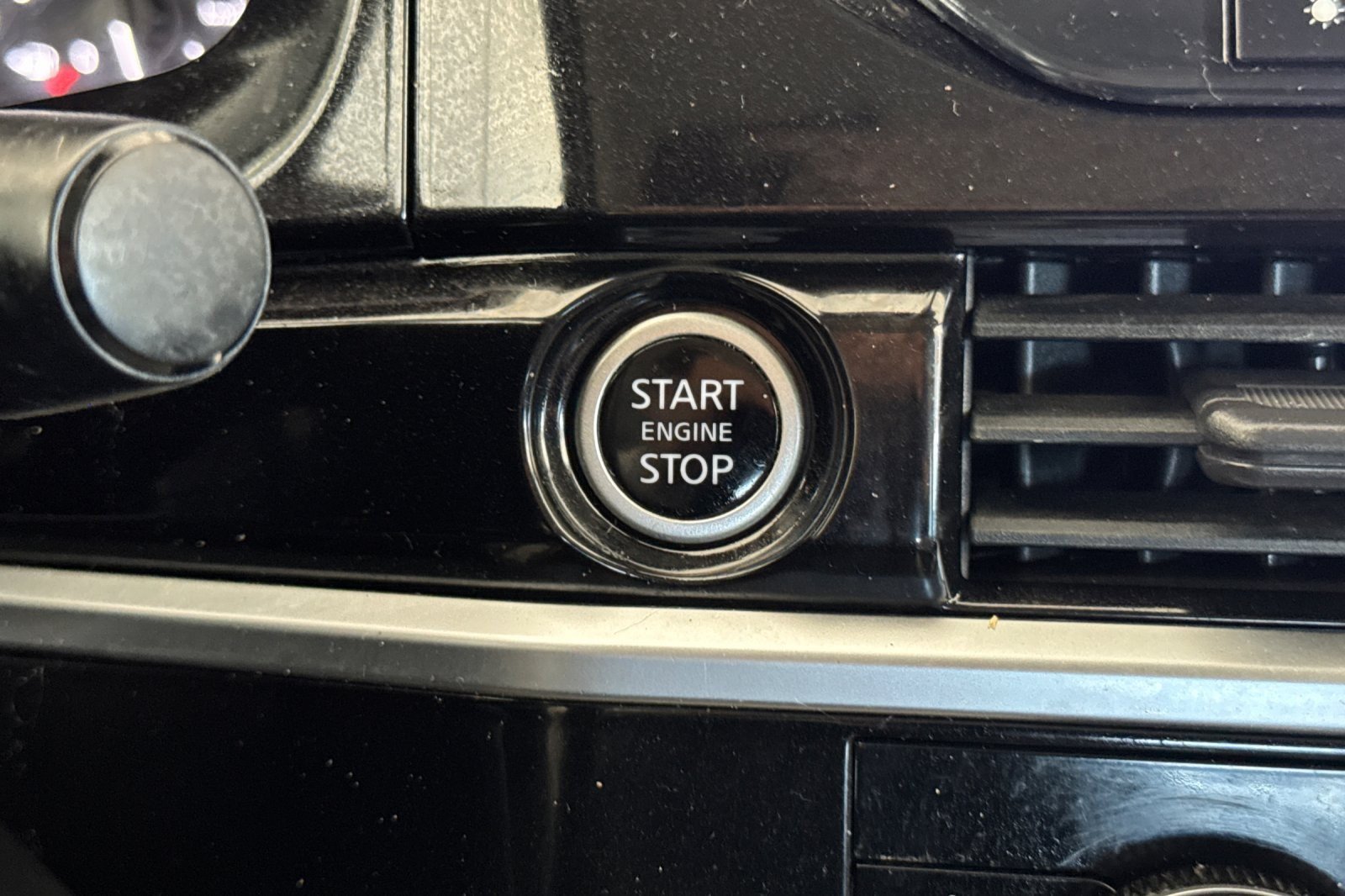 Used 2022 Nissan Pathfinder SL FWD image 23
