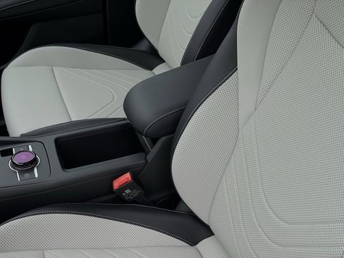 New 2025 Volkswagen Tiguan SE image 17