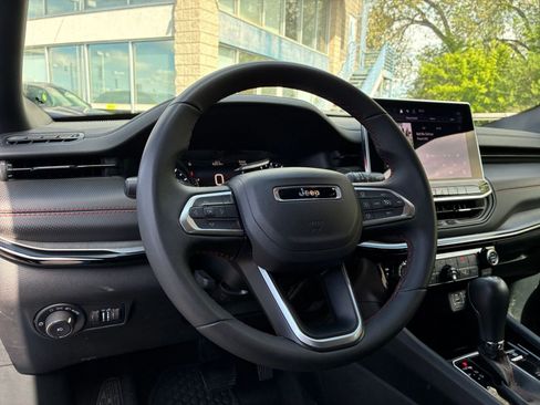 Used 2025 Jeep Compass Trailhawk image 33