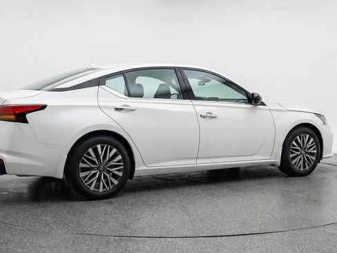 Used 2025 Nissan Altima 2.5 SV FWD image 9