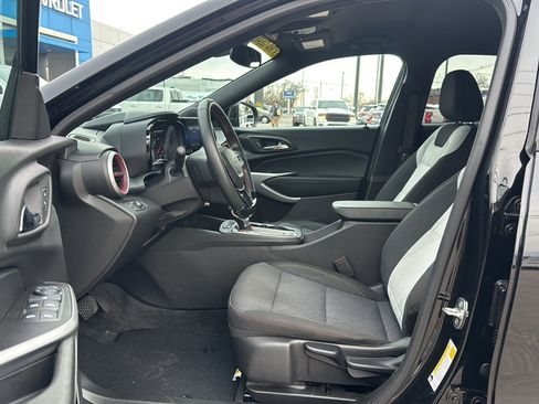 Used 2024 Chevrolet Trax RS image 12