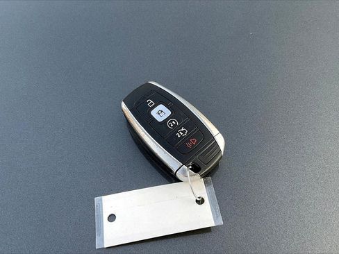 Used 2019 Lincoln Continental Premiere image 10