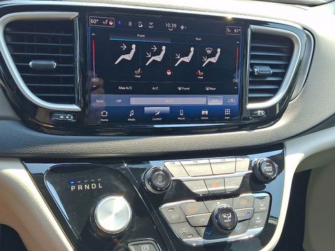 Used 2024 Chrysler Pacifica Touring-L FWD image 16