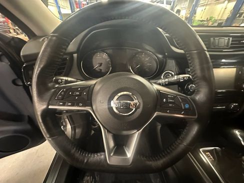 Used 2019 Nissan Rogue SV w/ Premium Package FWD image 16
