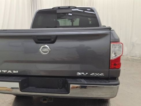 Used 2018 Nissan Titan SV image 2
