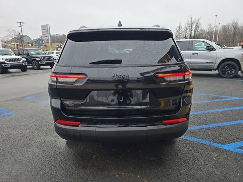 Used 2023 Jeep Grand Cherokee L Laredo image 4