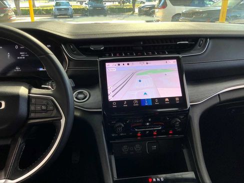 Used 2024 Jeep Grand Cherokee Limited image 6