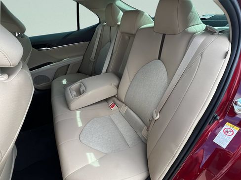 Used 2018 Toyota Camry LE FWD image 12