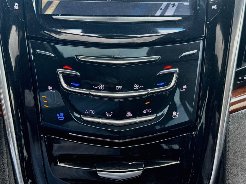 Used 2018 Cadillac Escalade Premium Luxury AWD/4WD image 17