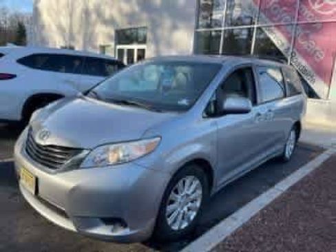Used 2013 Toyota Sienna LE w/ Towing Pkg image 6
