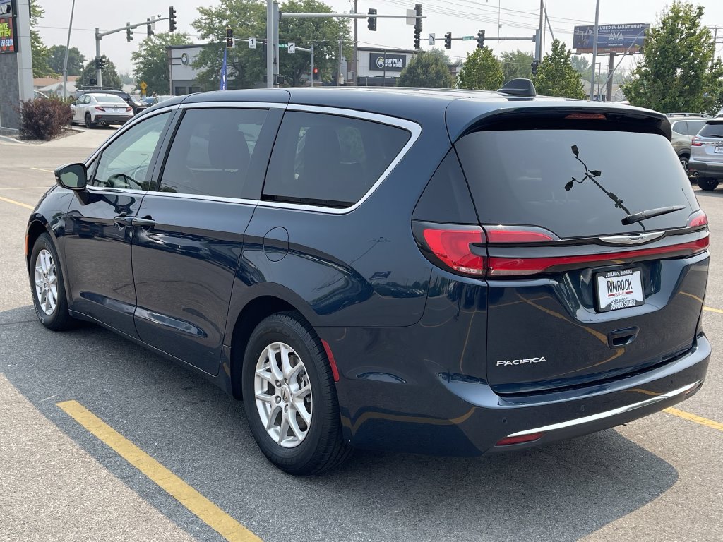 Used 2023 Chrysler Pacifica Touring-L FWD image 5