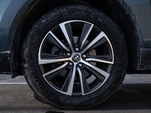 Used 2022 Toyota Venza LE image 8