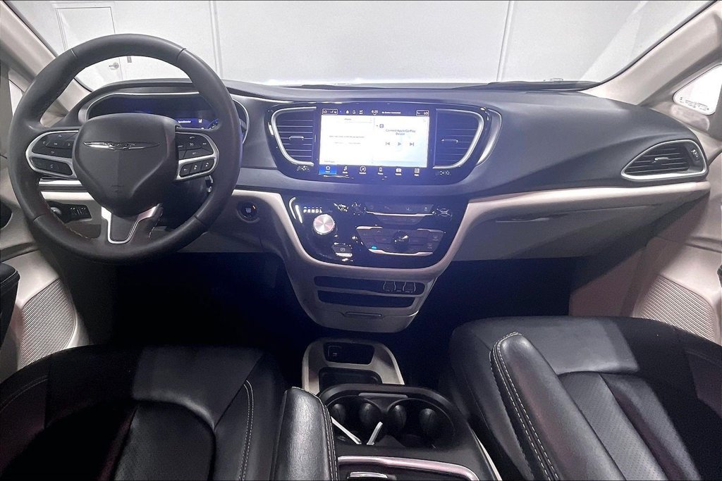 Used 2024 Chrysler Pacifica Touring-L FWD image 18