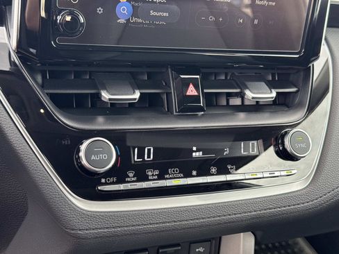 Used 2025 Toyota Corolla Cross XLE image 15