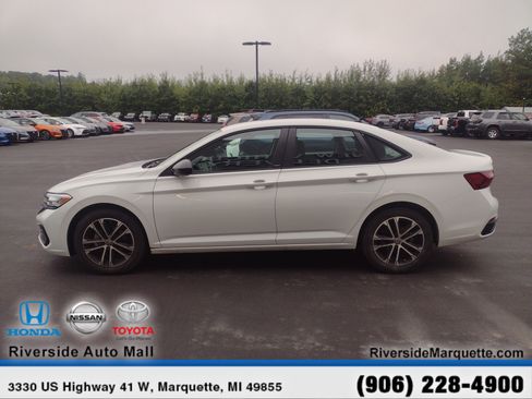 Used 2024 Volkswagen Jetta Sport image 4