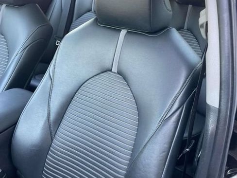 Used 2019 Toyota Camry SE FWD image 18