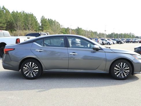 Used 2023 Nissan Altima 2.5 SV image 4