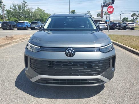 Used 2025 Volkswagen Tiguan SE FWD image 9
