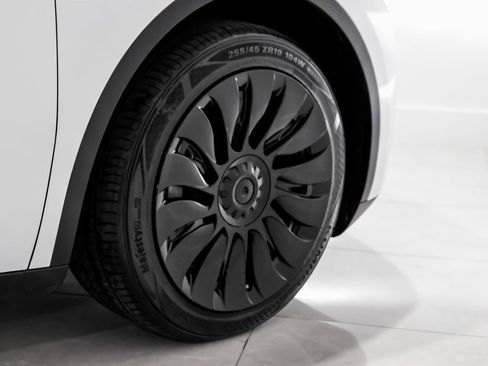 Used 2023 Tesla Model Y Long Range image 45