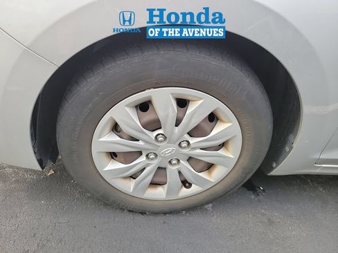Used 2021 Hyundai Accent SE FWD image 4