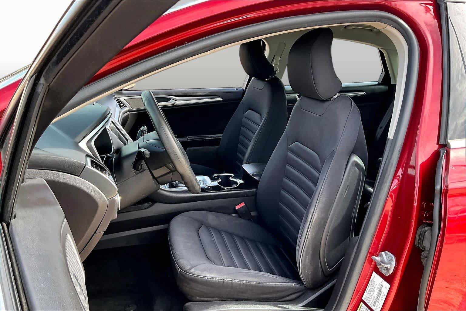 Used 2016 Ford Fusion SE FWD image 8