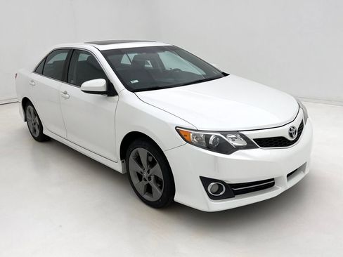 Used 2014 Toyota Camry SE w/ Leather Package image 2