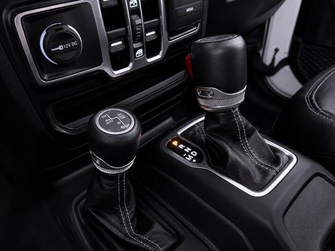 Used 2023 Jeep Wrangler Unlimited Sahara w/ Cold Weather Group AWD/4WD image 28