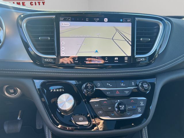 Used 2026 Chrysler Pacifica Limited FWD image 2