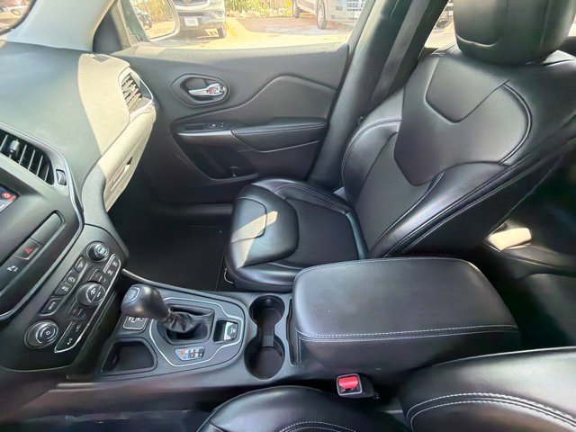 Used 2019 Jeep Cherokee Latitude Plus w/ Comfort/Convenience Group FWD image 23