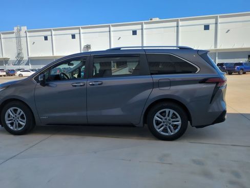 Used 2021 Toyota Sienna Limited image 8