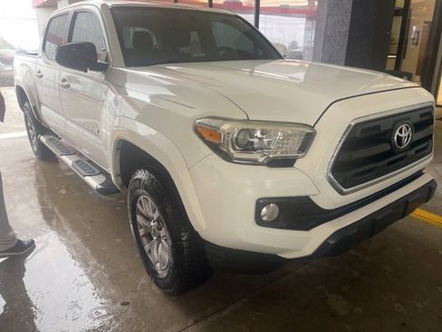 Used 2016 Toyota Tacoma SR5 image 2