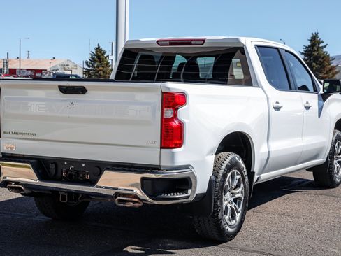 Used 2022 Chevrolet Silverado 1500 LT w/ Z71 Off-Road Package AWD/4WD image 4