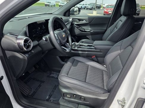 Used 2025 Chevrolet Equinox LT w/ Convenience Package II image 2