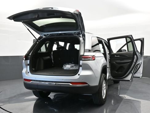 Used 2024 Jeep Grand Cherokee Laredo w/ Trailer Tow Package image 57