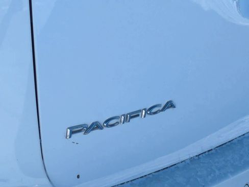 Used 2024 Chrysler Pacifica Touring-L image 5