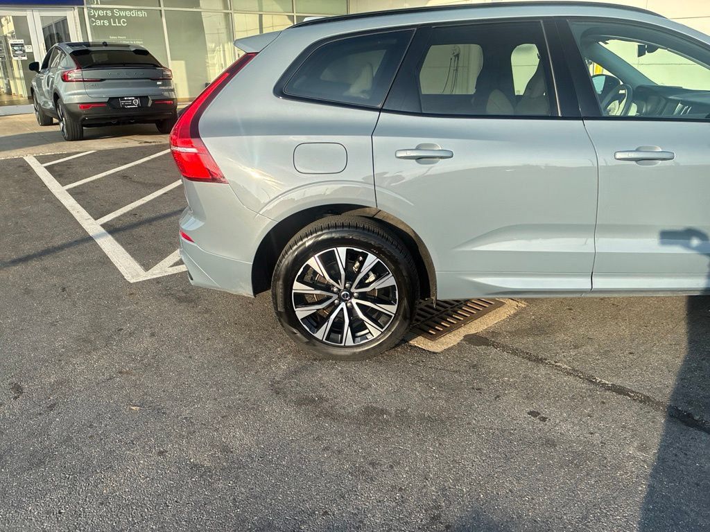 Certified 2024 Volvo XC60 B5 Core w/ Climate Package AWD/4WD image 3